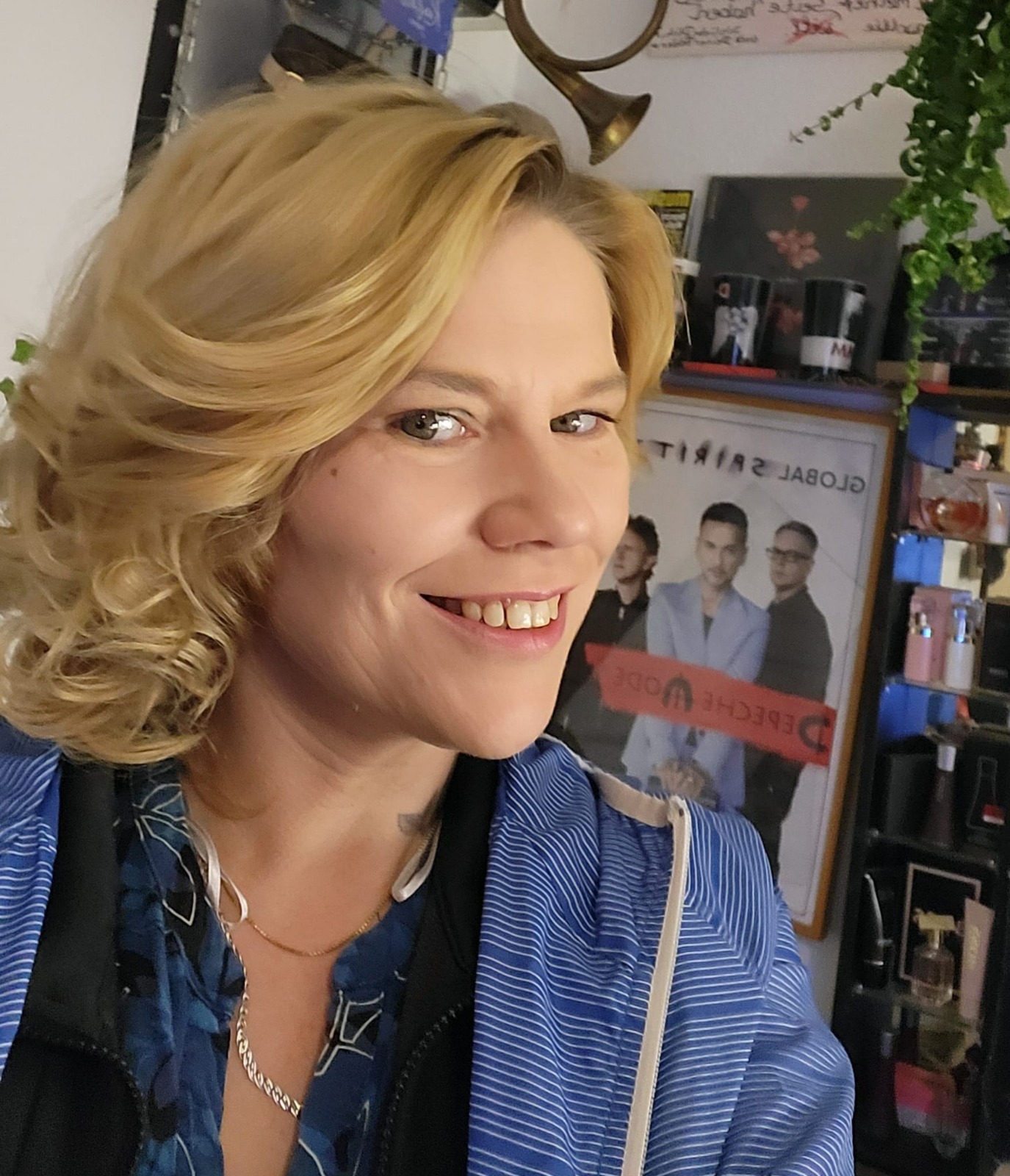 Peggy Lacht in die kamera